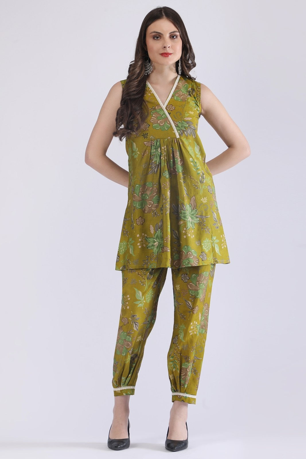 Stylish Sleeveless Cotton Co-ord Set for Women – Pink Floral Kurta with Pants