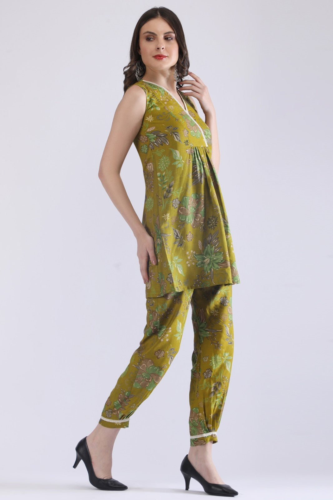 Stylish Sleeveless Cotton Co-ord Set for Women – Pink Floral Kurta with Pants