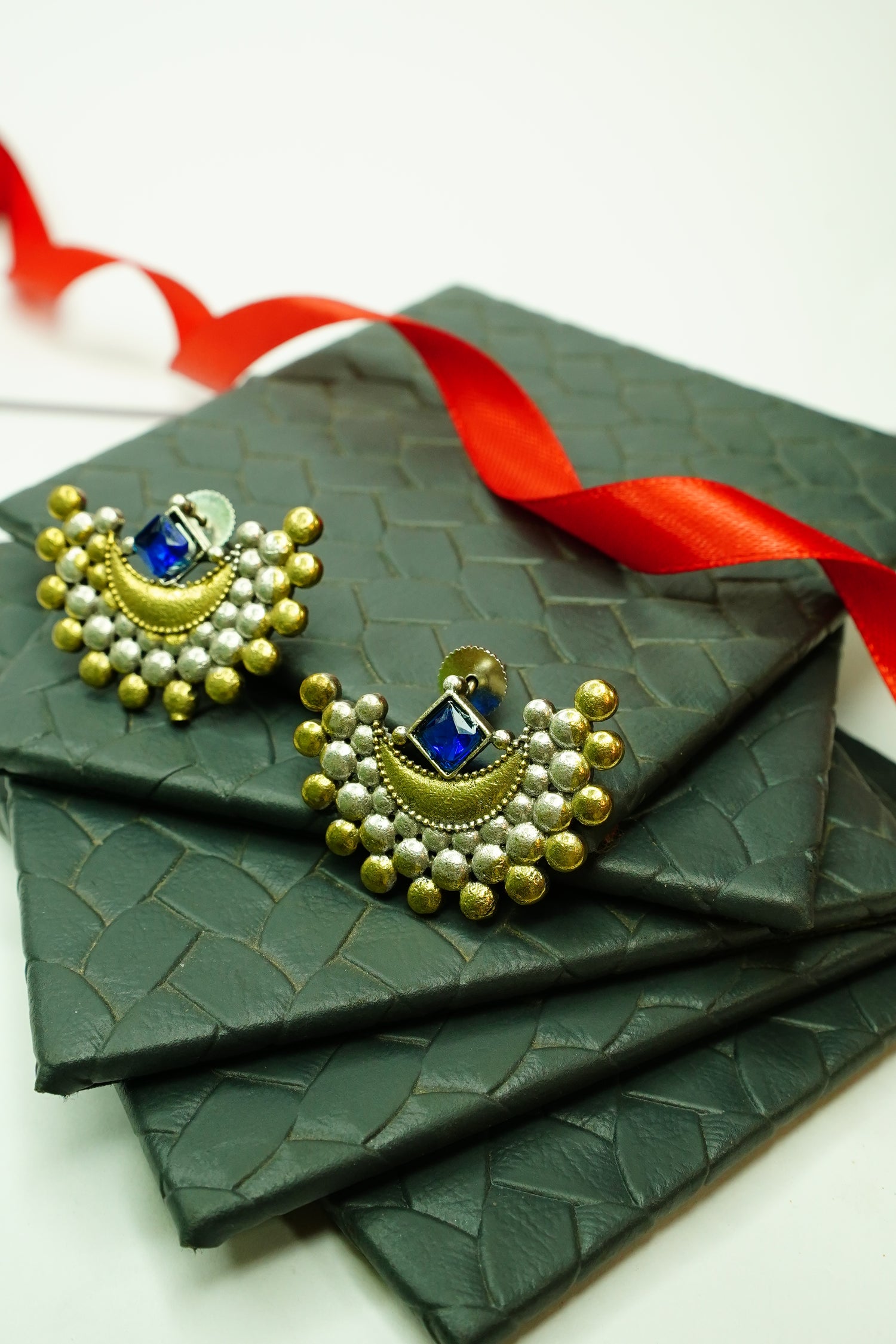 Neelika Antique Stud Earrings – Black & Blue