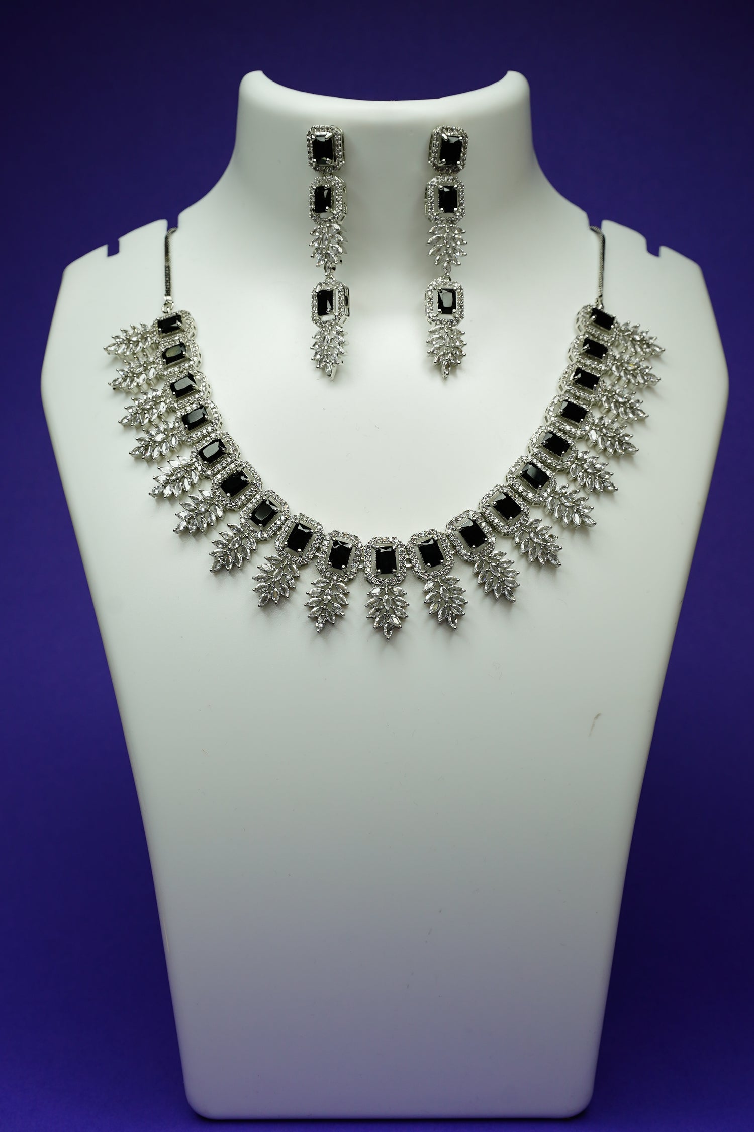 Midnight Leaf Elegance Necklace Set